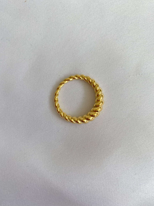 Twisted ring in gold